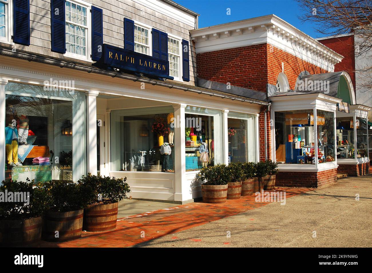 Ralph Lauren und andere luxuriöse und schicke Geschäfte säumen die Main Street in East Hampton, einer der Städte der Hamptons auf Long Island Stockfoto