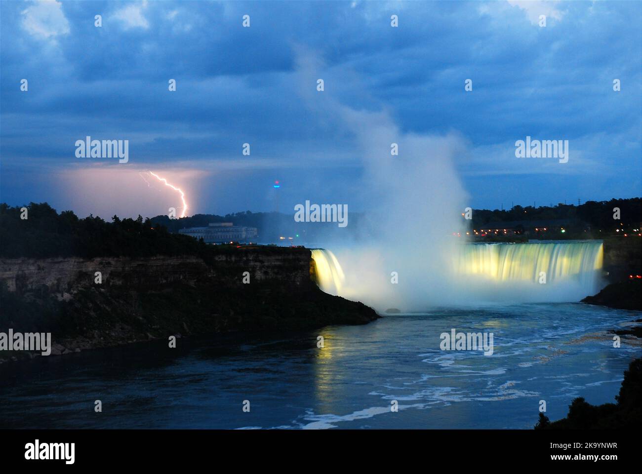Ein Blitz bricht am Himmel über den Horseshow-Fällen an den Niagarafällen an der internationalen Grenze zwischen den Vereinigten Staaten und Kanada Stockfoto