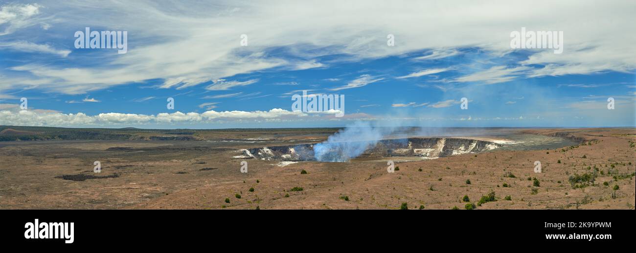 Die malerischen dampfenden Krater Kilauea und Halemaumau, Hawaiʻi Volcanoes National Park auf Big Island HI Stockfoto