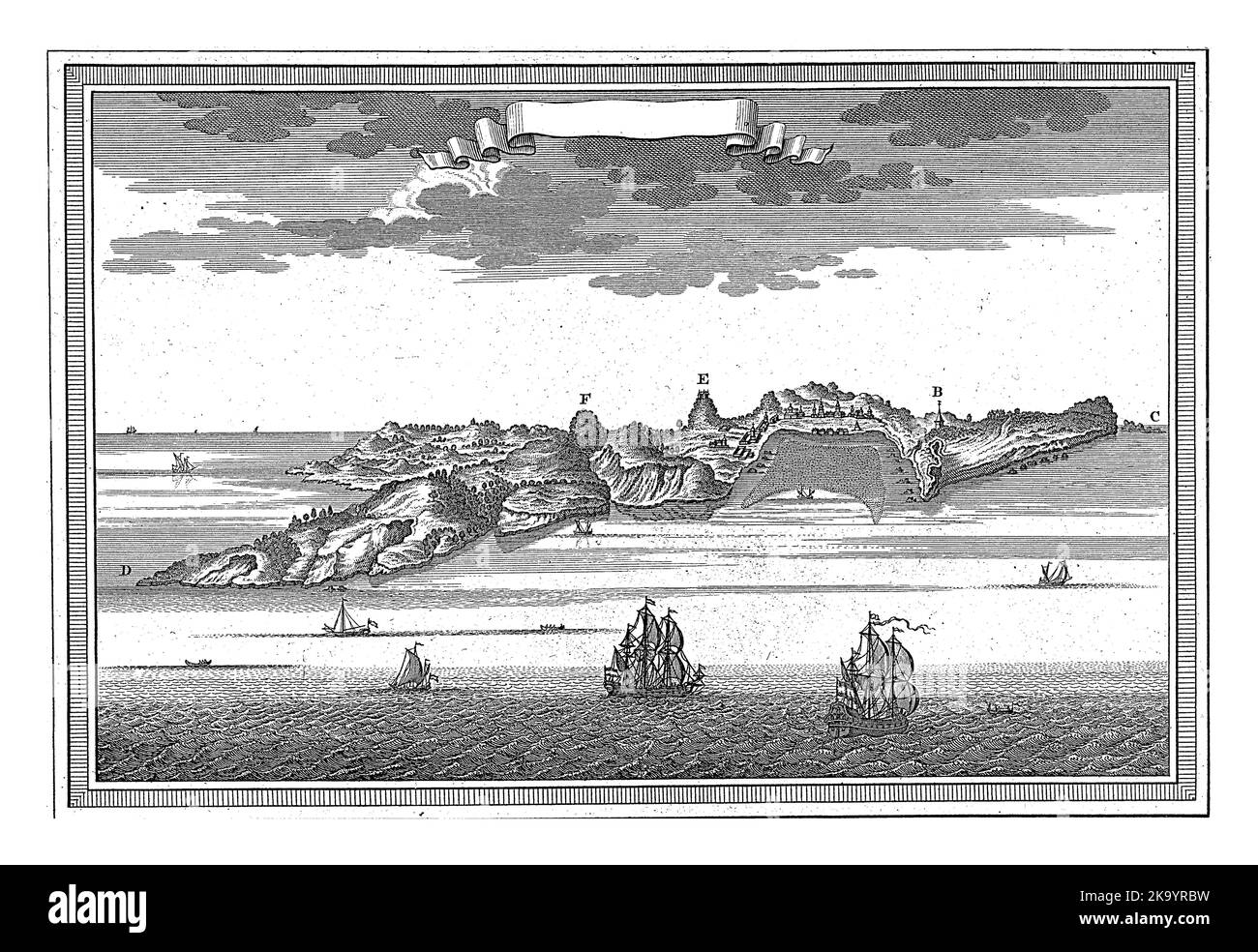 Blick vom Meer auf die Küste und die Stadt Dabul, möglicherweise in Indien. Im Vordergrund einige Segelschiffe. Stockfoto