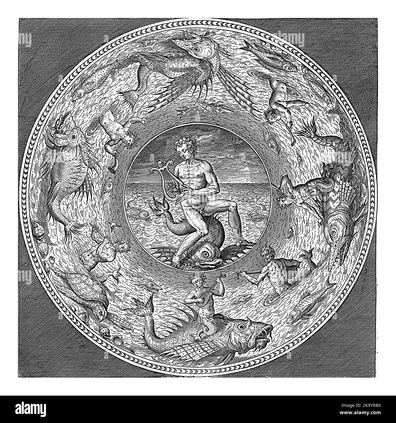 Untertasse mit Arion, Adriaen Collaert, c. 1580 - vor 1618 sitzt Arion auf dem Delphin und spielt die Leier. Am Rande sind Musik machende Nereids und Trit Stockfoto