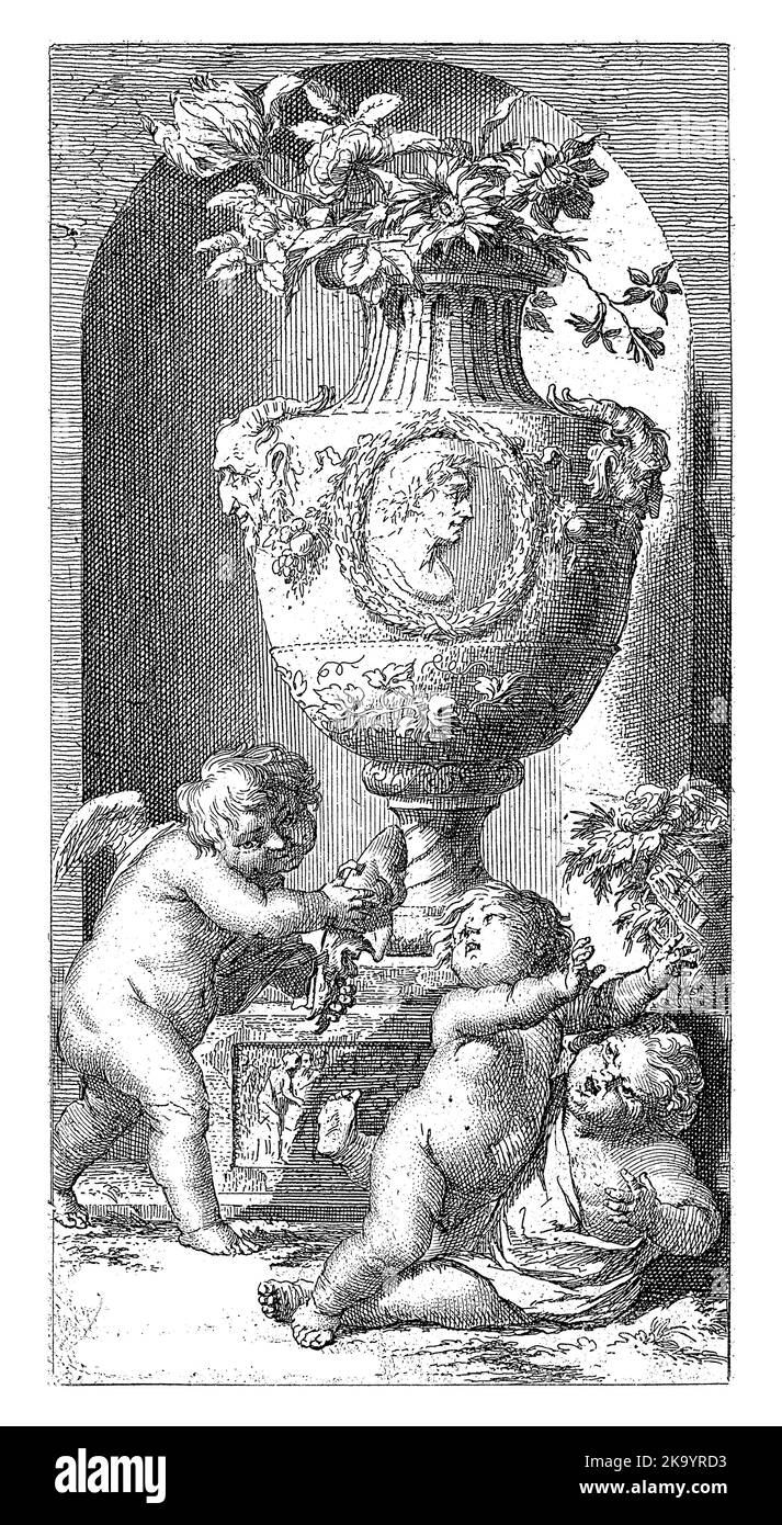 Allegorische Darstellung mit drei Putten mit einer klassischen Gartenvase in einer Nische. Der Putto auf der linken Seite hat eine Maske in den Händen und schreckt die Ote ab Stockfoto