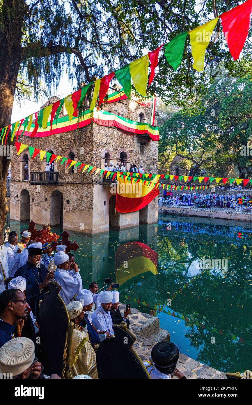 GONDAR, ÄTHIOPIEN - 19. JANUAR 2019: Menschen treffen sich beim Timkat-Festival im Fasilides Bath in Gondar, Äthiopien Stockfoto