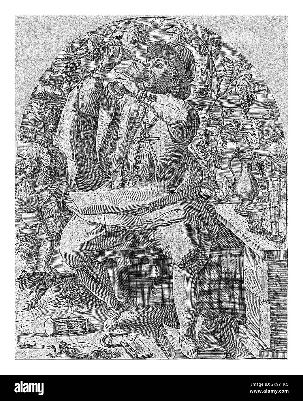 Ein junger Mann sitzt auf einer Bank bei einem Weinstock, ein Glas an den Lippen und ein zweites Glas in der Hand, ein Buch, eine Sanduhr und eine zerrissene Tasche auf dem Boden bei seinem f Stockfoto