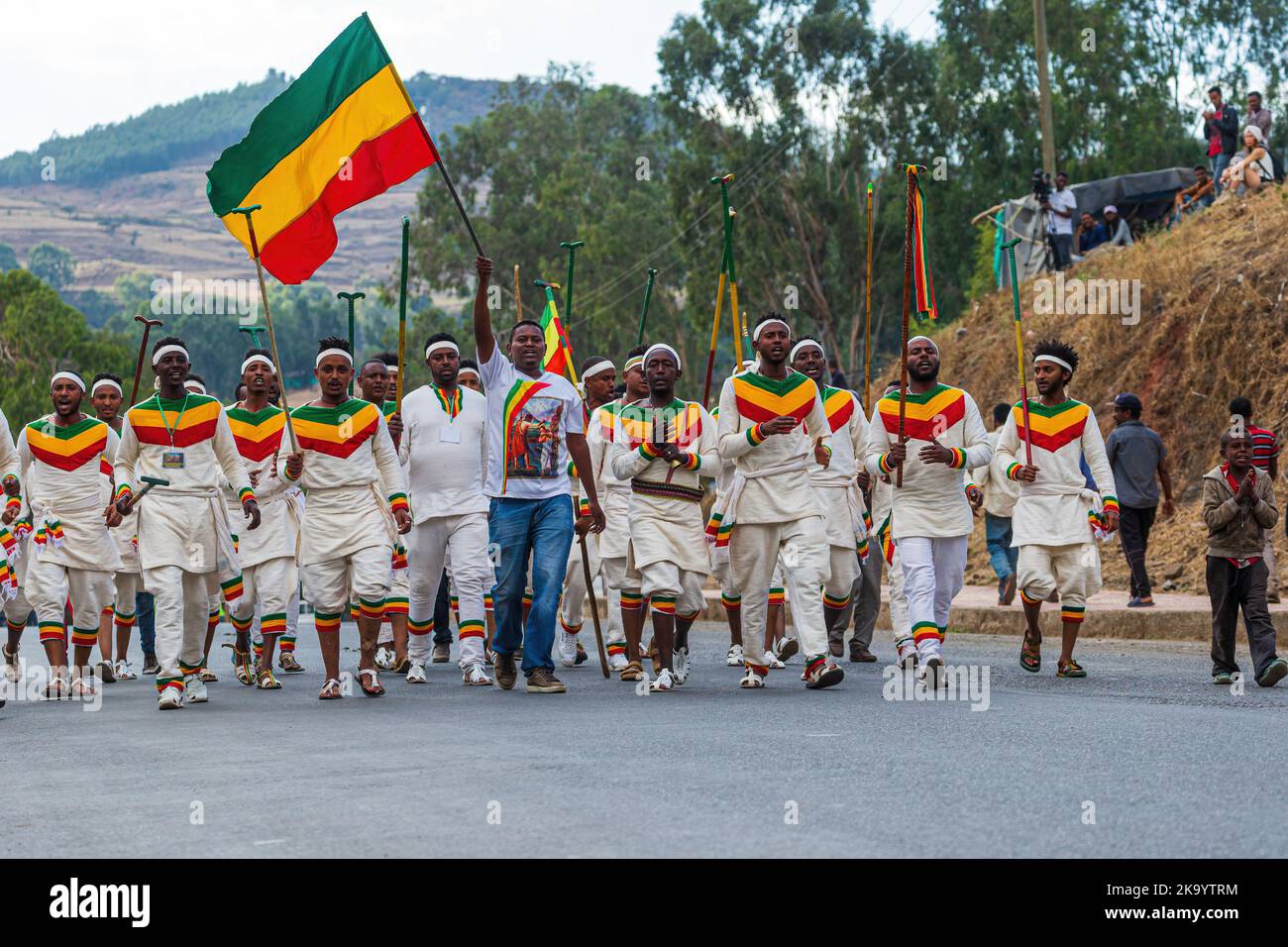 GONDAR, ÄTHIOPIEN, 18 2019. JANUAR: Menschen in traditioneller Kleidung feiern das Timkat-Fest, das wichtige äthiopisch-orthodoxe Fest Stockfoto