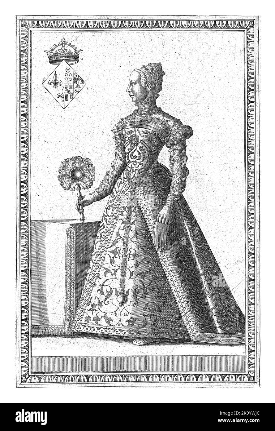 Porträt von Catherine de' Medici, Königin von Frankreich, in voller Länge links an einem Tisch. In ihrer rechten Hand ein Fächer und in ihrer linken Hand ein Handschuh. Ihr Mantel Stockfoto