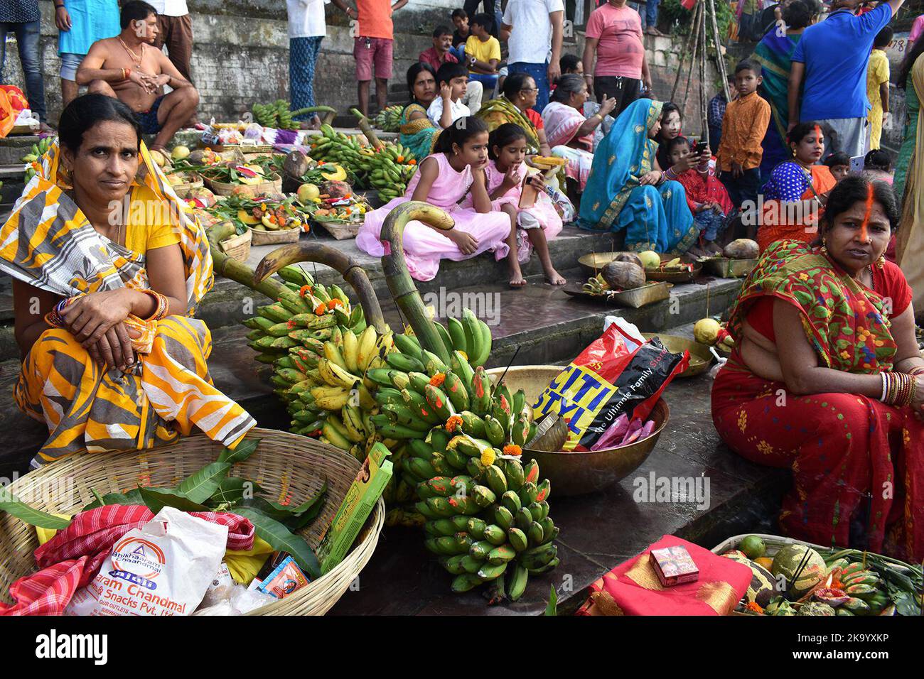 Kalkutta, Westbengalen, Indien. 30. Oktober 2022. Nach zwei Jahren, nach der Pandemie, ist die Stadt der Freude Kalkutta wieder mit dem Chhat-Festival zurück. Ab Mittag dieses Tages versammelten sich Massen in allen Ghats von Kalkutta. (Bild: © Sayantan Chakraborty/Pacific Press via ZUMA Press Wire) Stockfoto