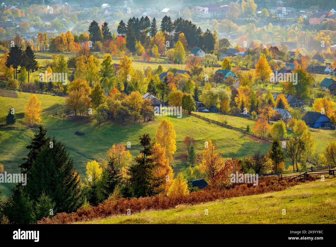 Malerisches Dorf auf dem Hügel. Lebendige Landschaft im Herbst. Stockfoto