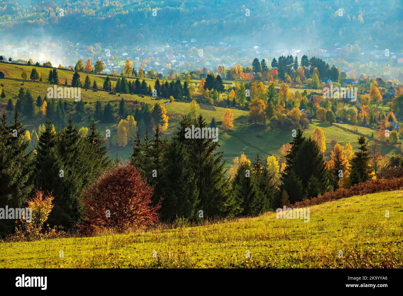 Idyllisch sonnige Landschaft Hügel und Wiesen im Herbst. Postkarte aus der Ukraine Stockfoto