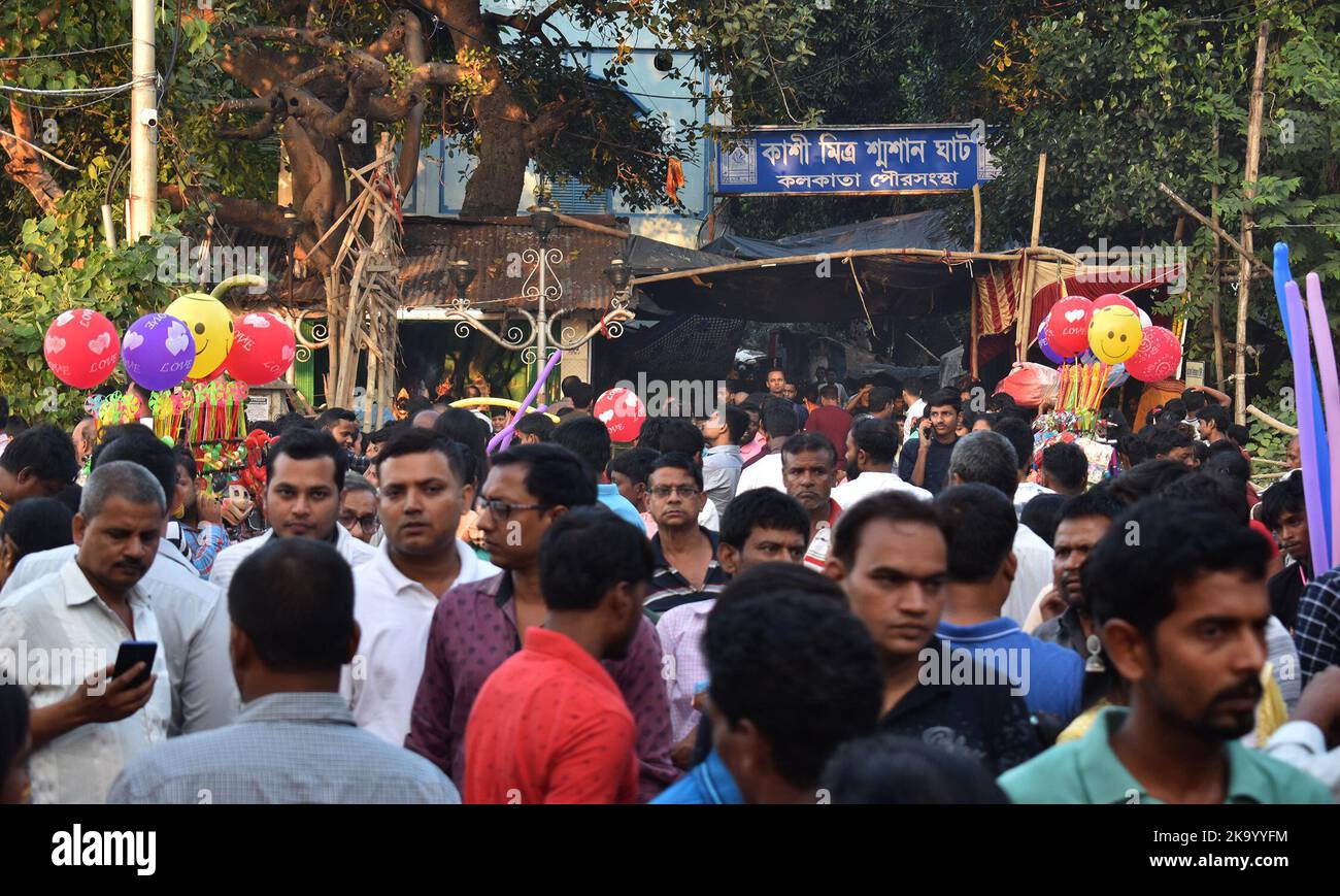 Kalkutta, Westbengalen, Indien. 30. Oktober 2022. Nach zwei Jahren, nach der Pandemie, ist die Stadt der Freude Kalkutta wieder mit dem Chhat-Festival zurück. Ab Mittag dieses Tages versammelten sich Massen in allen Ghats von Kalkutta. (Bild: © Sayantan Chakraborty/Pacific Press via ZUMA Press Wire) Stockfoto