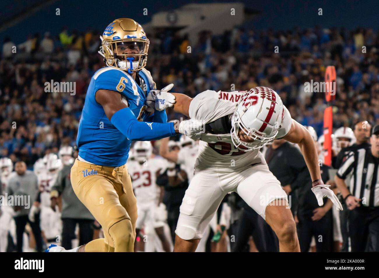 UCLA Bruins Defensive Back John Humphrey (6) wird während eines NC zur Passinterferenz gegen den Stanford Cardinal Wide Empfänger Brycen Tremayne (81) aufgerufen Stockfoto