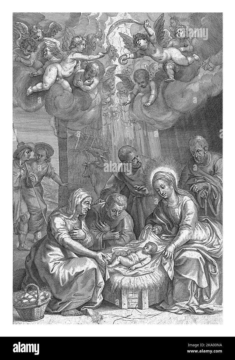 Maria, Joseph und einige Hirten beten das Christuskind in einem Stall an. Im Hintergrund der Ochse und Esel und über der Krippe eine Gruppe von Engeln mit Stockfoto