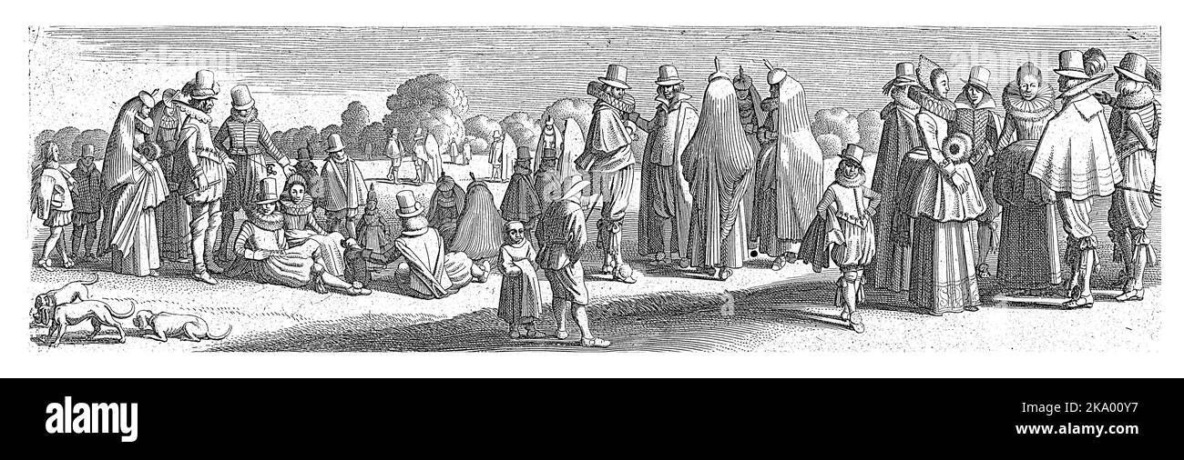 Elegante Paare, die auf dem Gras stehen und sitzen und miteinander reden. Viele Damen mit Kapuze. Unten links vorne drei Hunde. Stockfoto