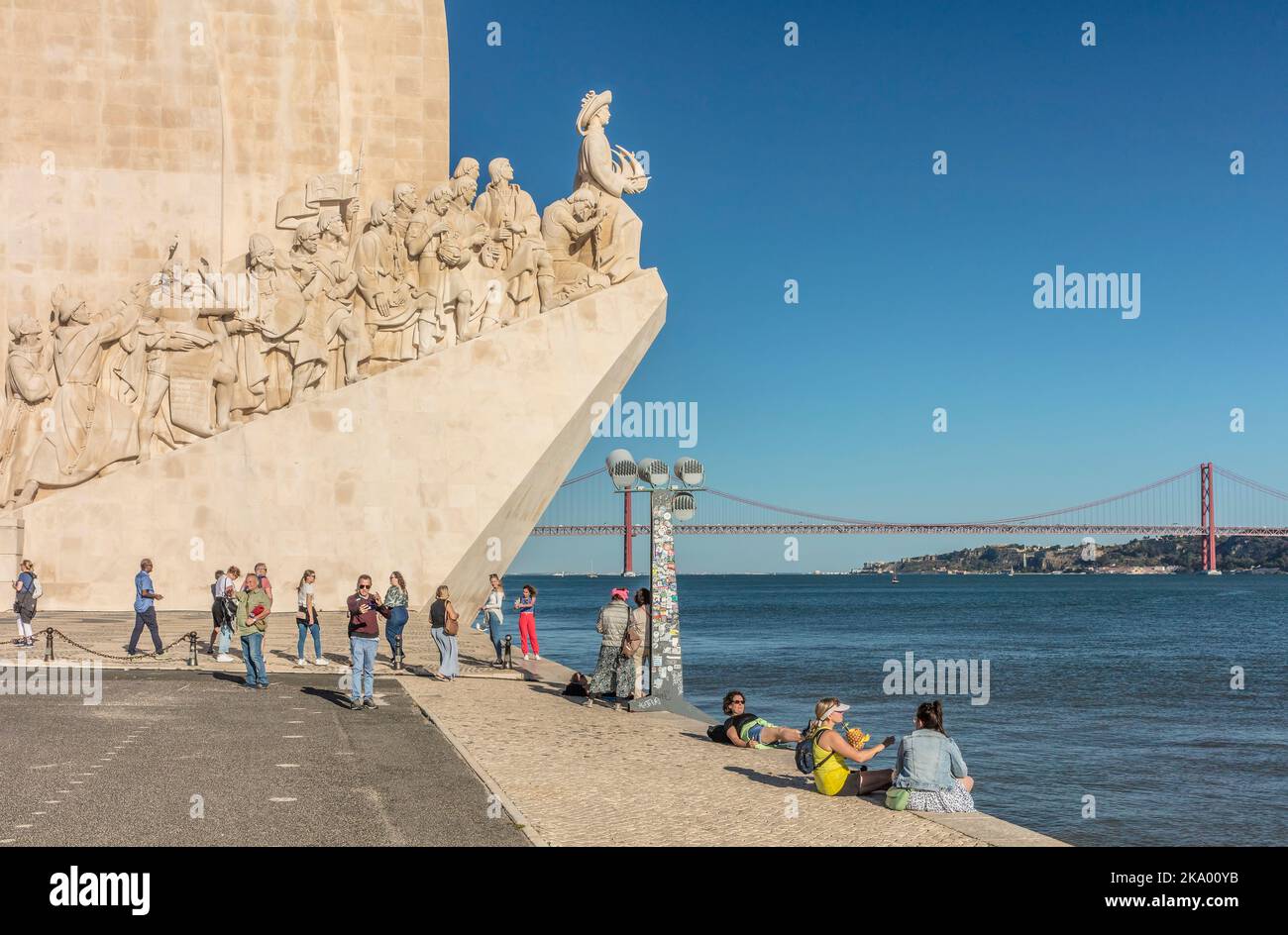 Padrão dos Descobrimentos Denkmal der Entdeckungen mit Ponte 25 de Abril am Fluss Tejo, Belem, Lissabon, Portugal Stockfoto