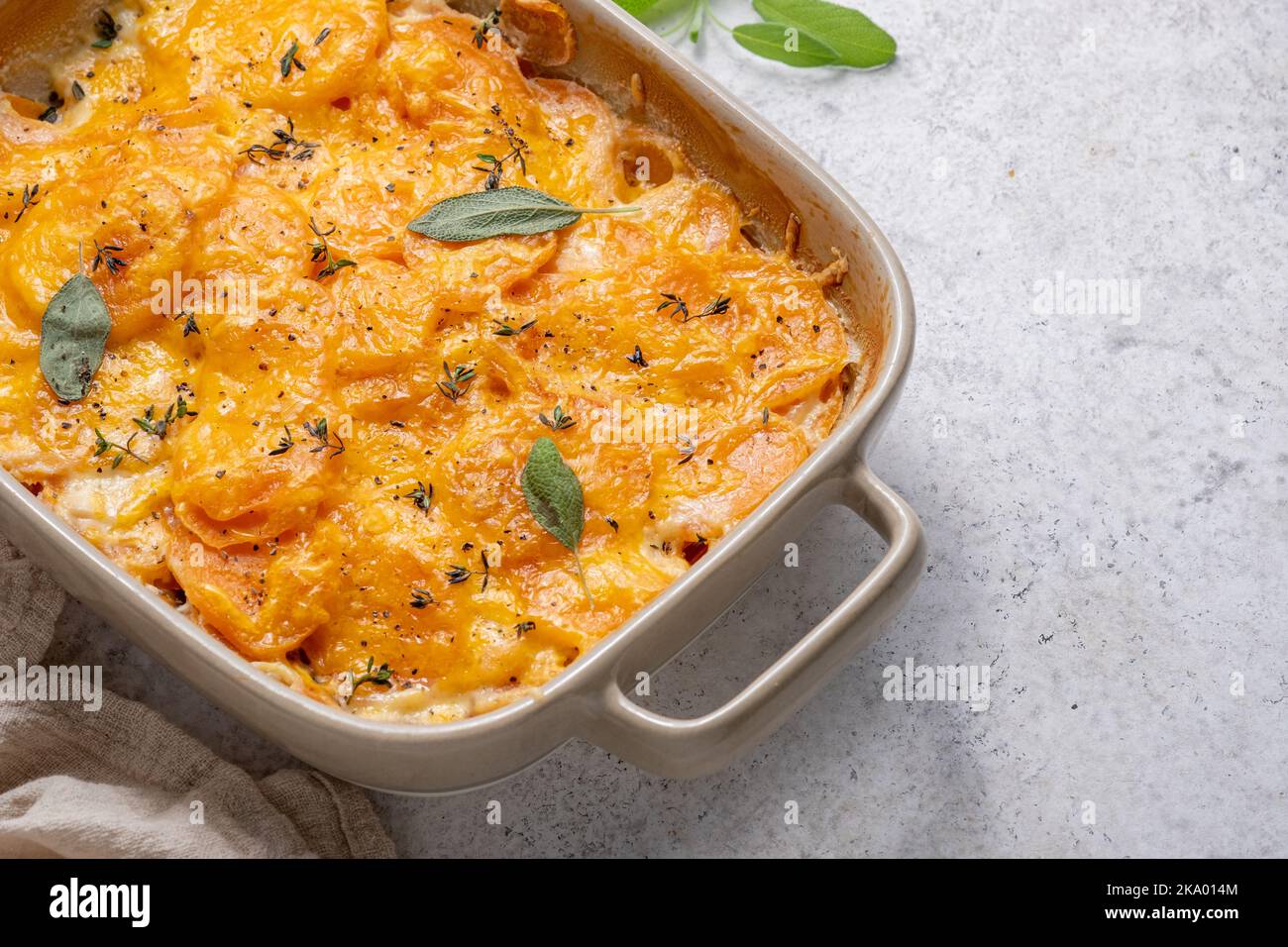 Süßkartoffelgratin mit Rahm in Backform Stockfoto