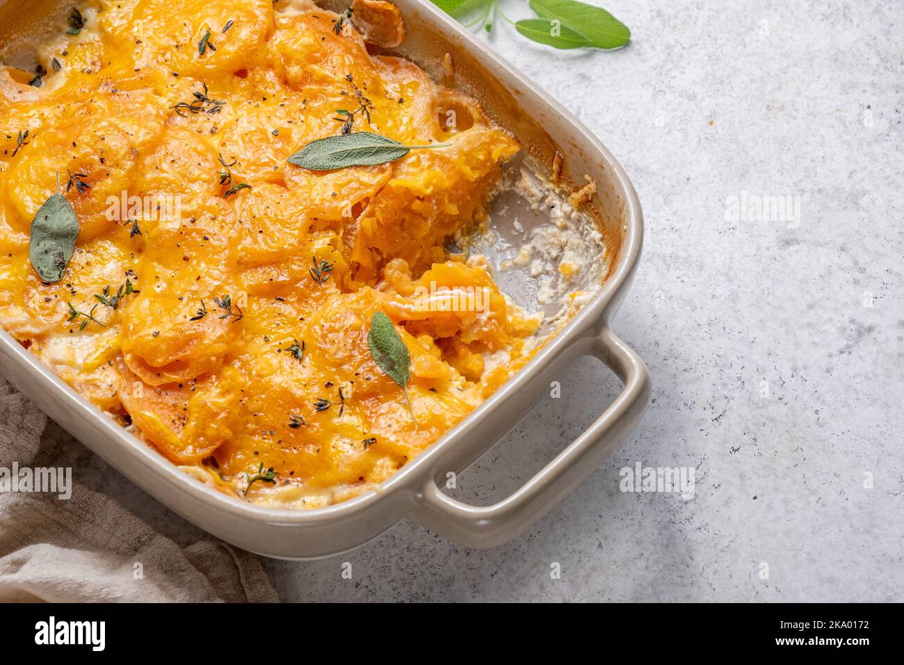 Süßkartoffelgratin mit Rahm in Backform Stockfoto
