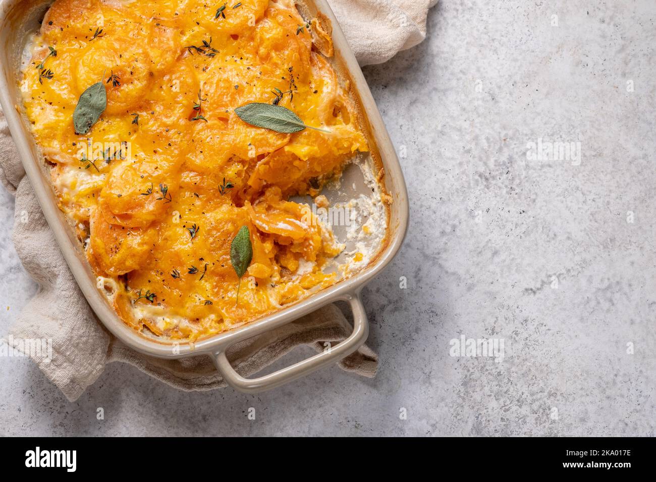 Süßkartoffelgratin mit Rahm in Backform Stockfoto