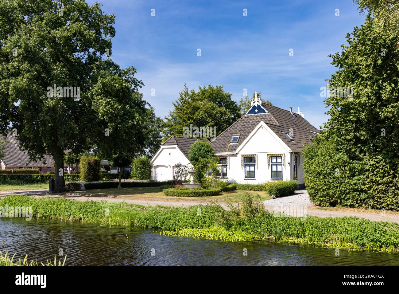 Straßenansicht des Bauernhauses entlang Jonkersvaart Nachbarschaft in der Gemeinde Westerkwartier in Groningen Provinz Niederlande Stockfoto