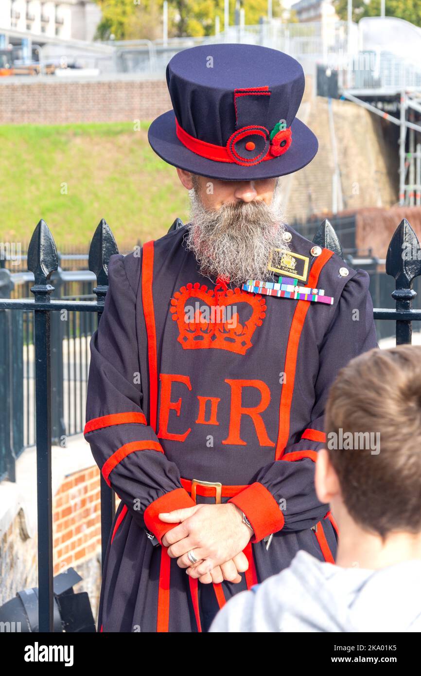Beefeater (Yeomen Warder) am Eingang der Tower von London, Tower Hill, London Borough Tower Hamlets, Greater London, England, Vereinigtes Königreich Stockfoto