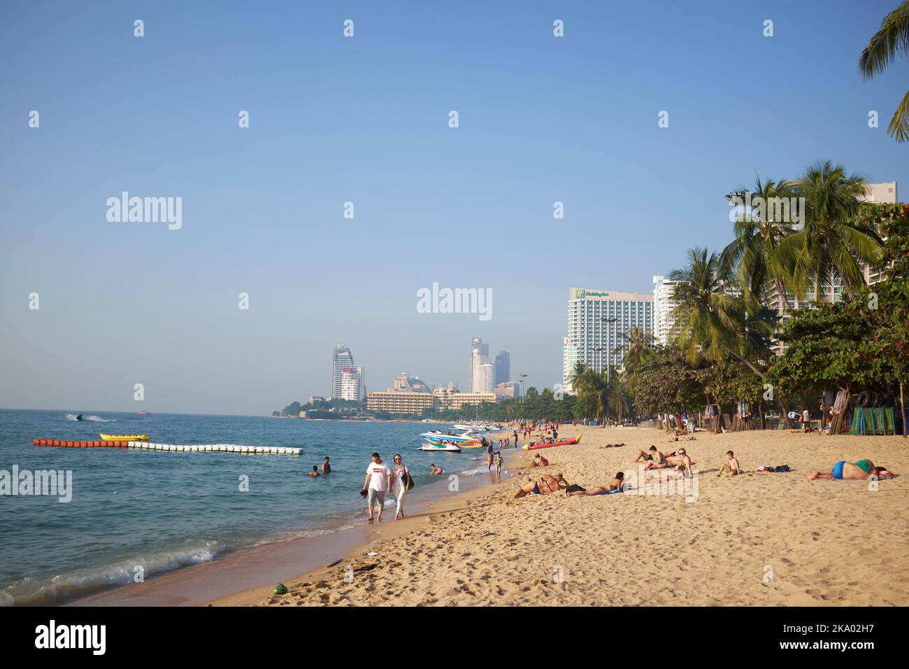 Strandszene mit Touristen in Pattaya Thailand Stockfoto