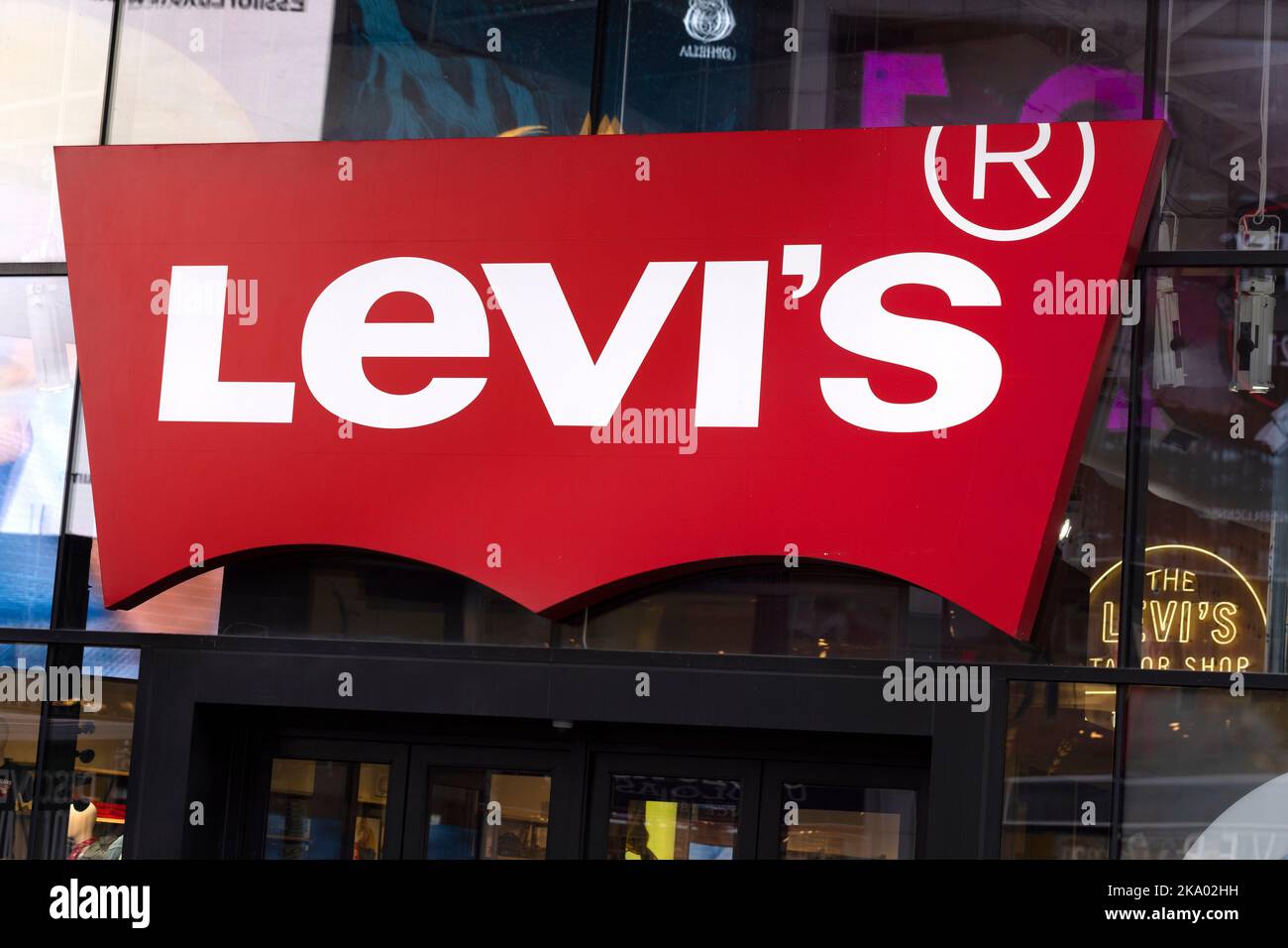 Levis-Logo auf dem Schaufenster am Times Square, Manhattan, New York Stockfoto