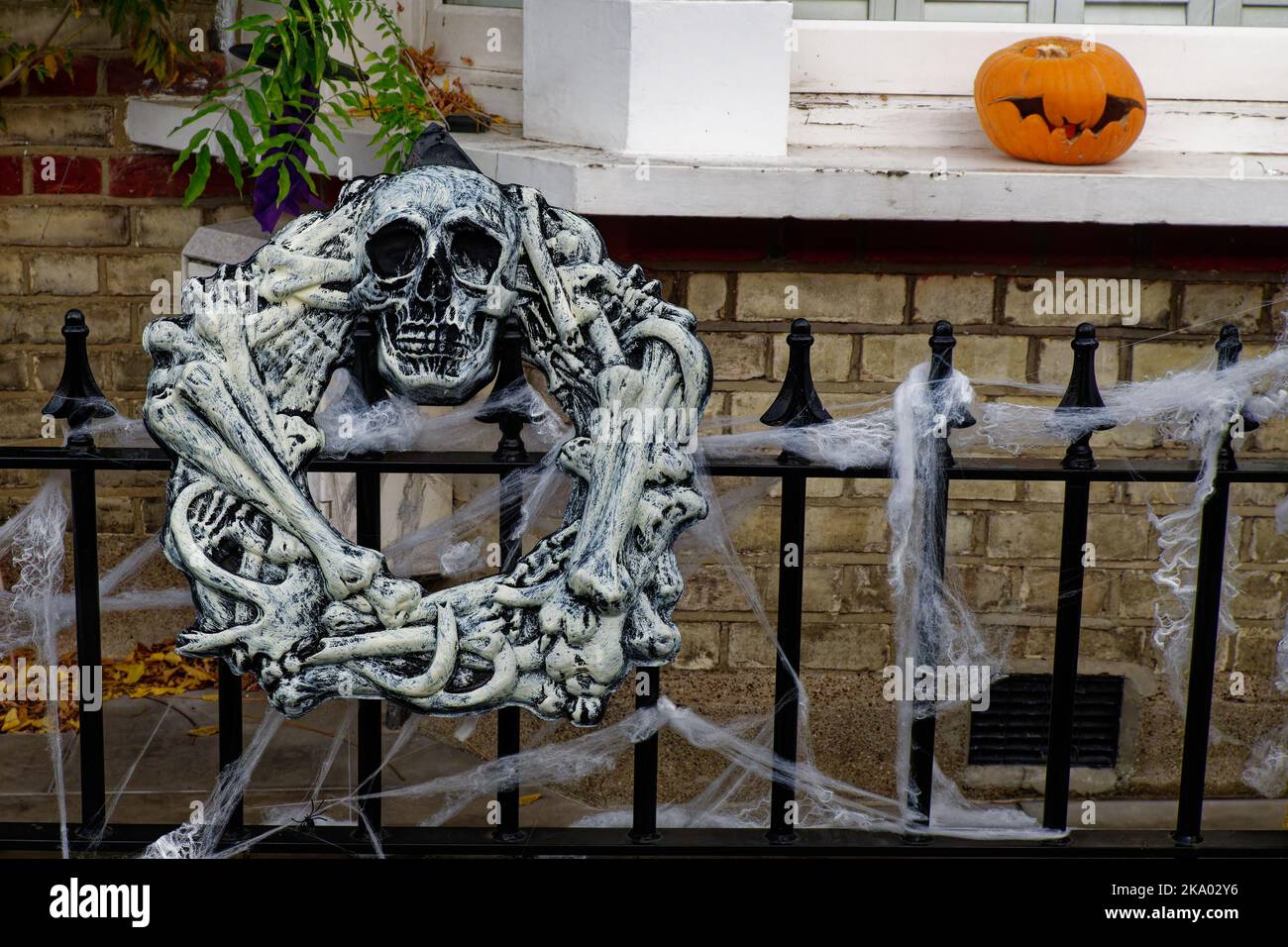 Totenkopf und Girlande Kranz aus Knochen plus einen Kürbis, Halloween Dekorationen Stockfoto