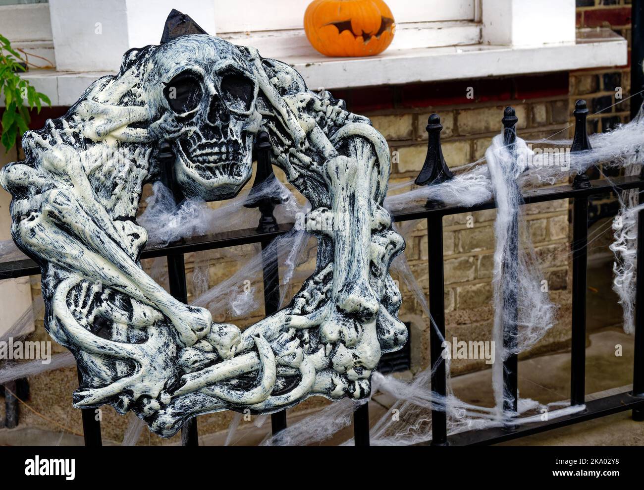 Totenkopf und Girlande Kranz aus Knochen plus einen Kürbis, Halloween Dekorationen Stockfoto