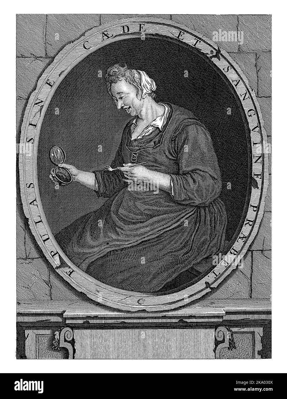 Eine Bauernfrau sitzt auf einem Stuhl und lacht. In ihren Händen hat sie eine Pfeife und einen Test mit einem Kohlefeuer. In der Box unter der Performance ein spöttisch Gedicht. Stockfoto