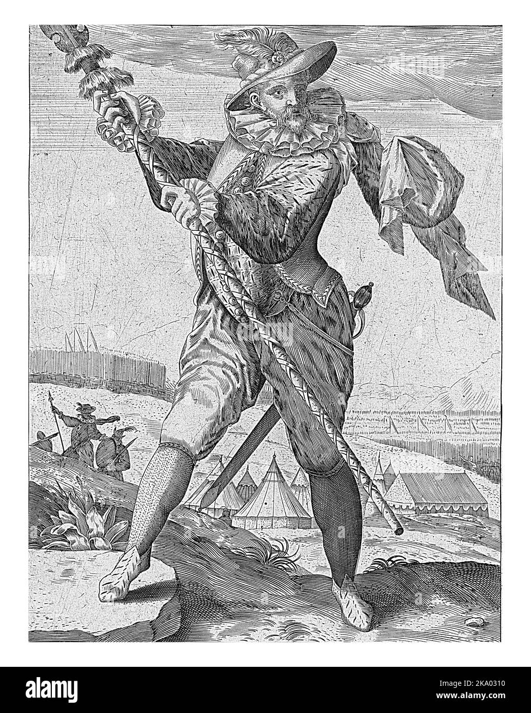 Ein stehender Soldat hält seinen Gipfel mit beiden Händen. Im Hintergrund in der Landschaft ein Zeltlager und Soldaten. Stockfoto