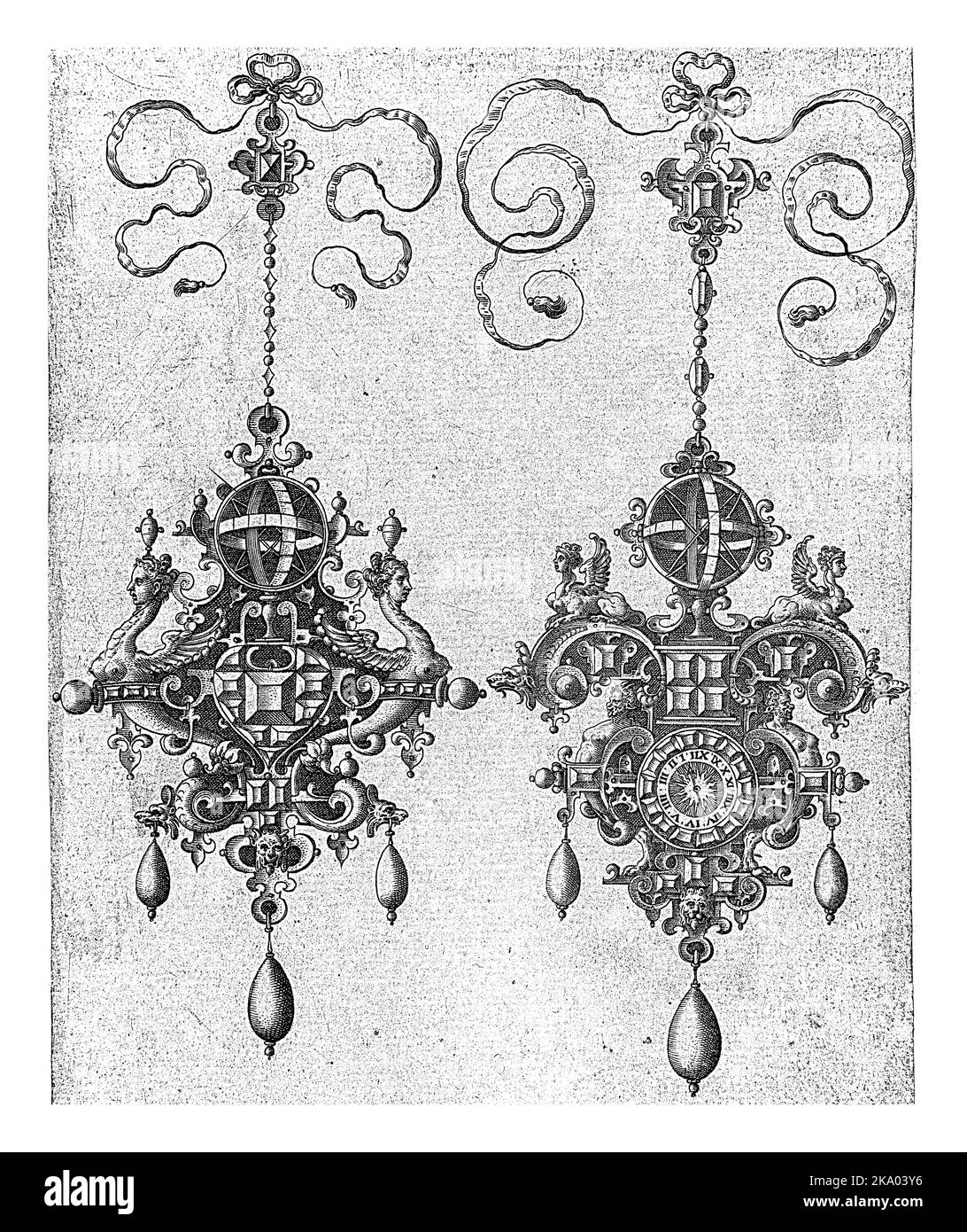 Blatt mit zwei Anhängern mit einer Sonnenuhr oben. Die rechte Handstation hat ein Zifferblatt 10 aus einer Serie von 10 Blättern mit Fronten von Kleiderbügeln. Edelsteine in Stockfoto