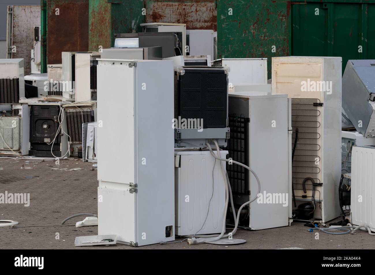 Recycling-Zentrum für elektronische Geräte und Haushaltsgeräte. Große Gruppe von Recycling-Anlagen. Umweltproblem. Stockfoto