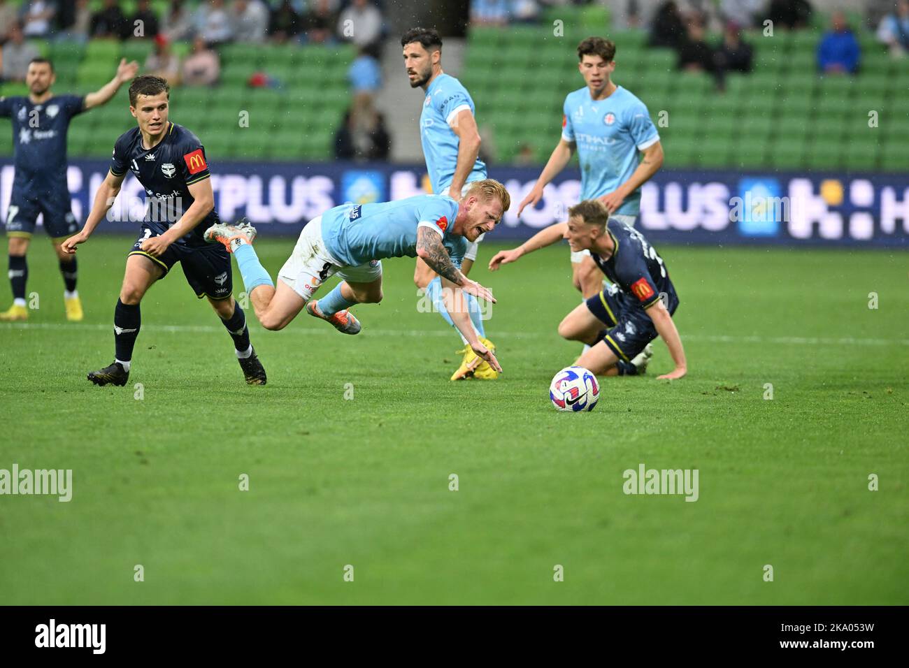 Melbourne, Australien. 30. Oktober 2022. Melbourne City / Wellington Phoenix. Der Mittelfeldspieler von Melbourne City, Richard van der Venne, stürzt bei AAMI P ein Stockfoto