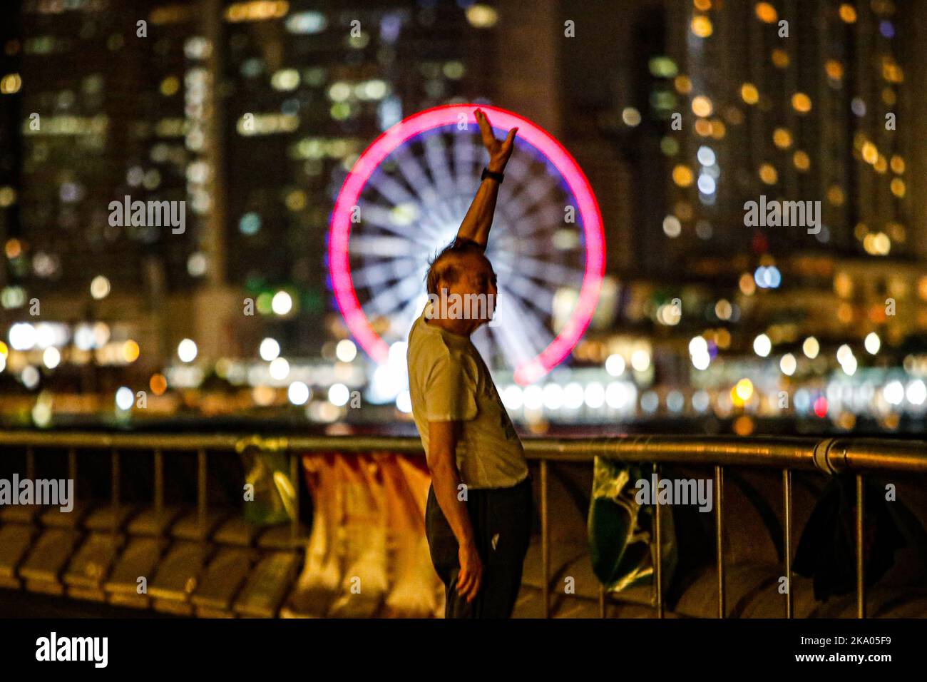 31. Oktober 2022, Hongkong, Hongkong, Hong King: Ein Mann, der die Tai-Chi-Übungen macht, wird in der Nähe des Hafens von Victoria gesehen, nachdem der Chinese Xi Jinping 20. auf dem Nationalen Kongress der Kommunistischen Partei Chinas teilgenommen hatte. (Bild: © Daniel Ceng Shou-Yi/ZUMA Press Wire) Stockfoto