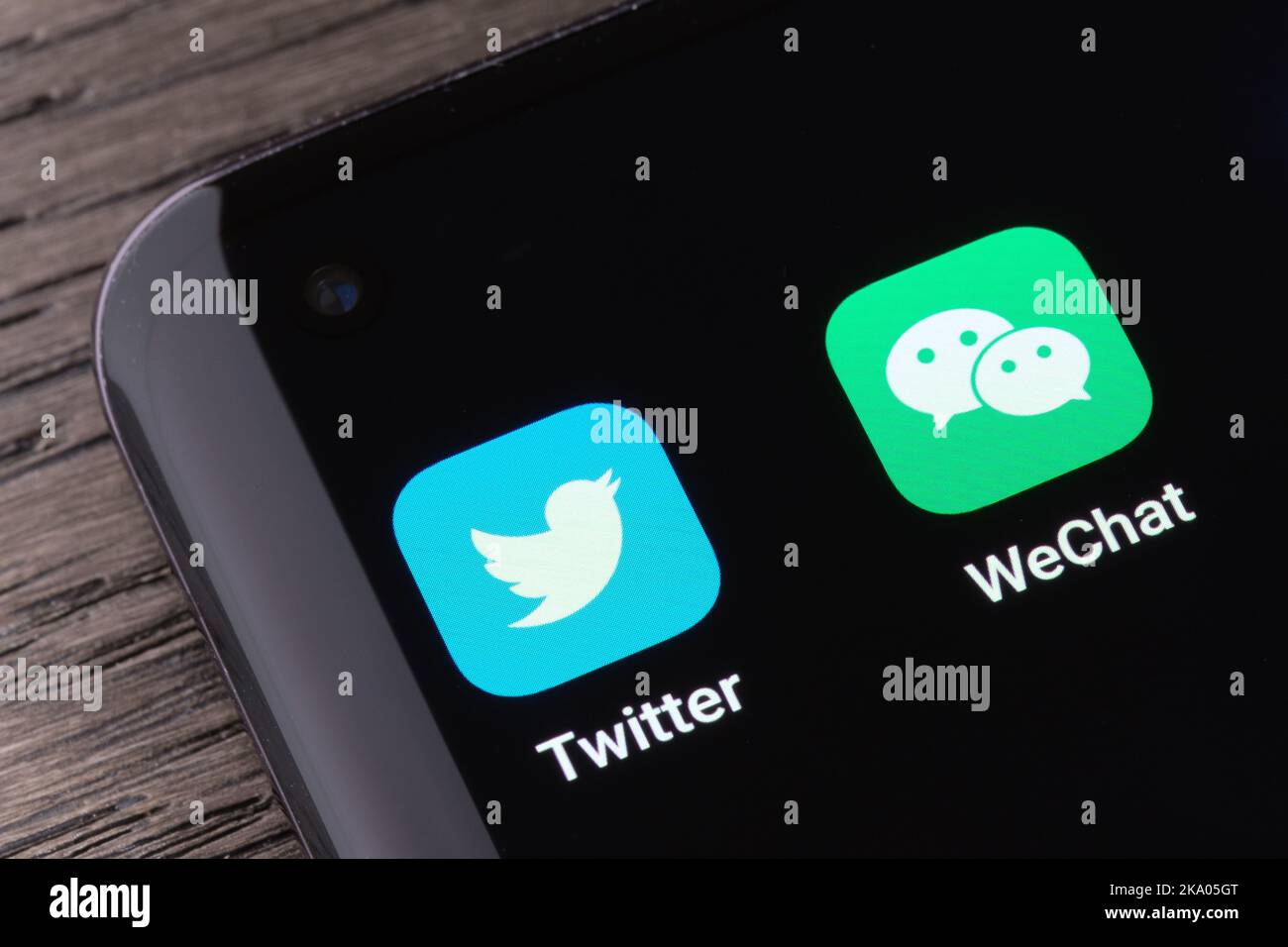 Twitter- und WeChat-Apps werden auf dem Bildschirm des Smartphones angezeigt. Konzept für den Wettbewerb. Stafford, Großbritannien, 30. Oktober 2022 Stockfoto