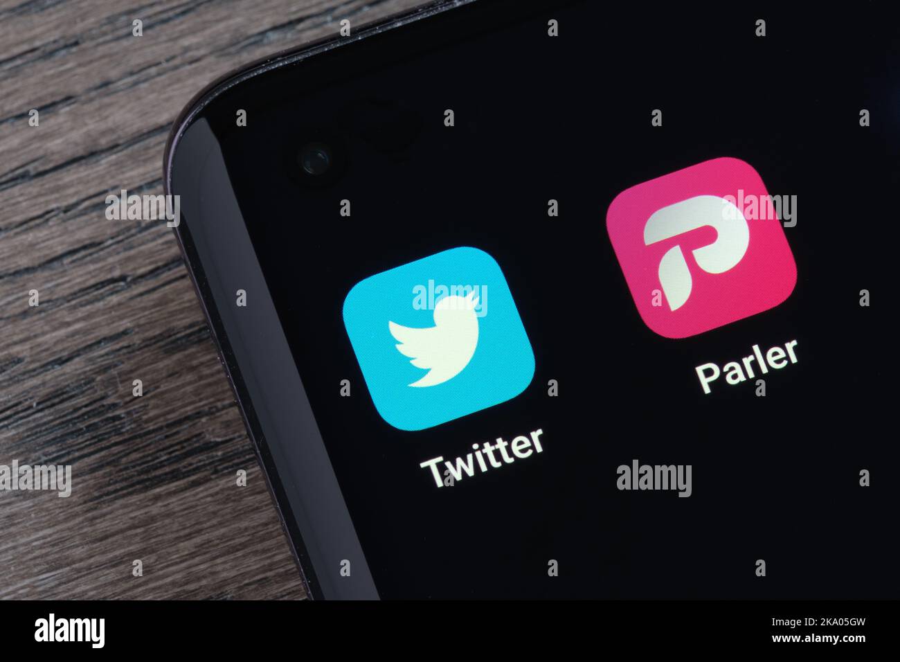 Twitter und Parler Apps auf dem Bildschirm des Smartphones gesehen. Konzept für den Wettbewerb. Stafford, Großbritannien, 30. Oktober 2022 Stockfoto
