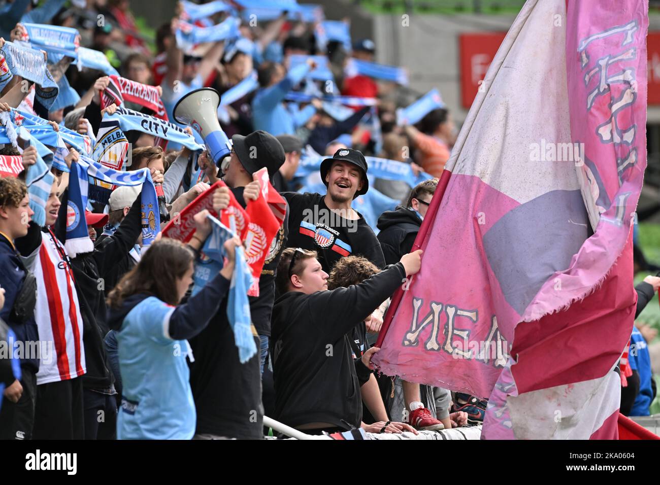 Melbourne, Australien. 30. Oktober 2022. Melbourne City / Wellington Phoenix. Melbourne City Fans auf den Terrassen des AAMI Park. Stockfoto