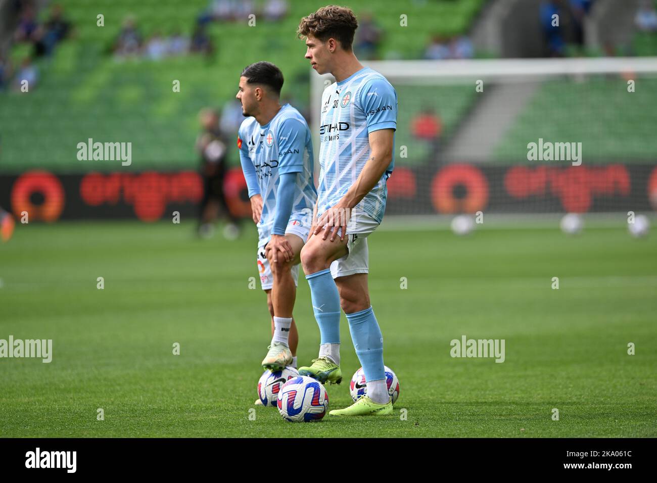 Melbourne, Australien. 30. Oktober 2022. Melbourne City gegen Wellington Phoenix, Jordan Bos und Marco TILIO bereiten sich auf das kommende Spiel von Melbourne City vor Stockfoto