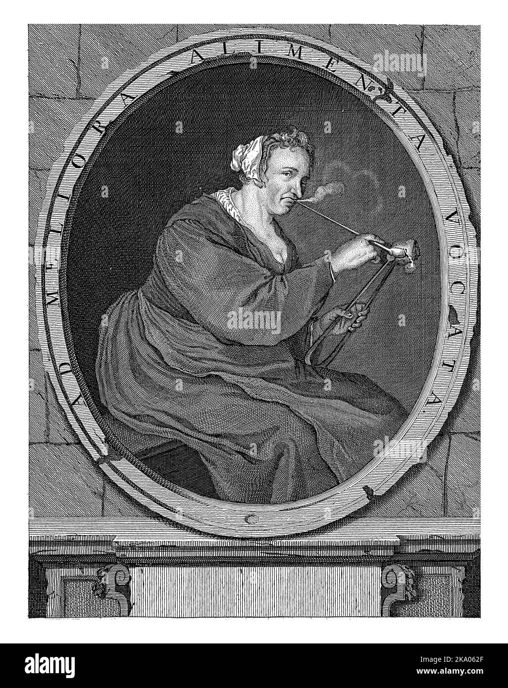 Eine Bauernfrau zündet ihre Pfeife mit einer Glut an. In der Box unter der Performance ein spöttisch Gedicht. Stockfoto