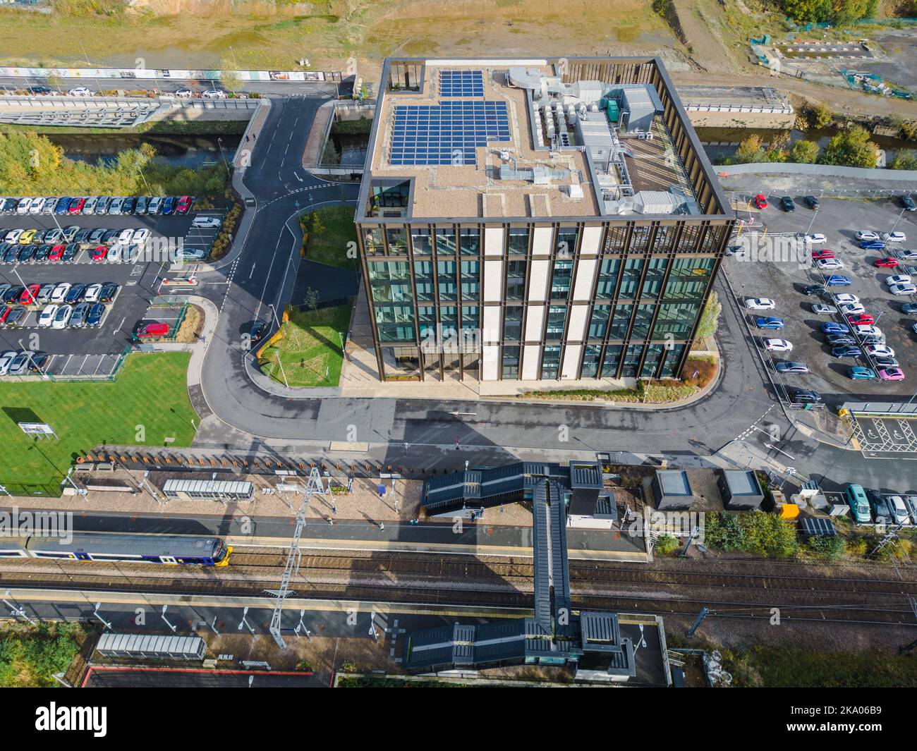 Luftaufnahme über den Bahnhof Kirkstall Forge, Leeds, mit Parkplatz und Büros. Ein städtischer Transport- und Bürobau in West Yorkshire. Stockfoto