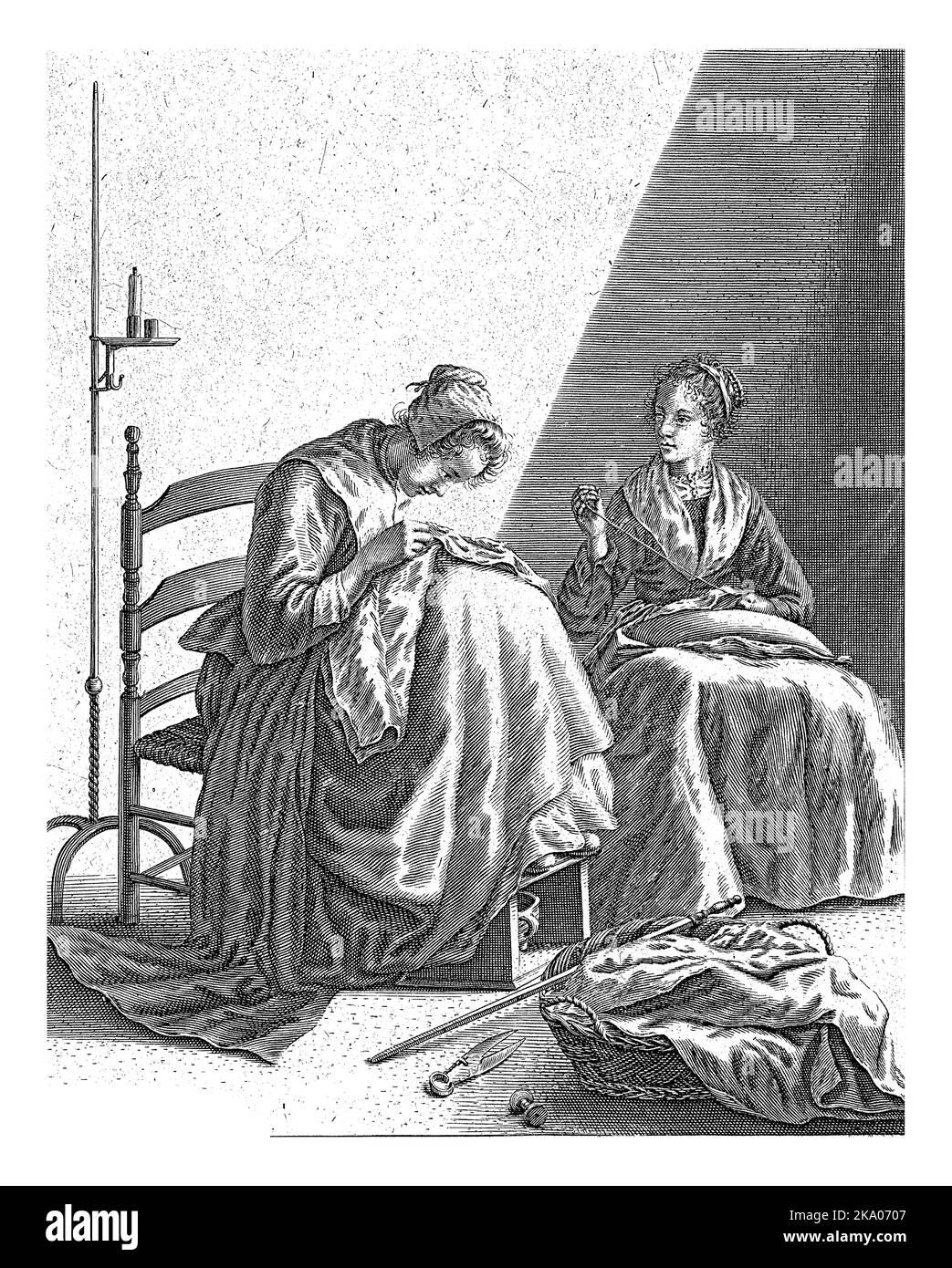 Zwei Frauen führen Umbauarbeiten in einem Raum durch. Auf dem Boden ein Korb, ein Messstab, eine Schere und eine Spule. Ein großer Kerzenständer auf der linken Seite. Stockfoto