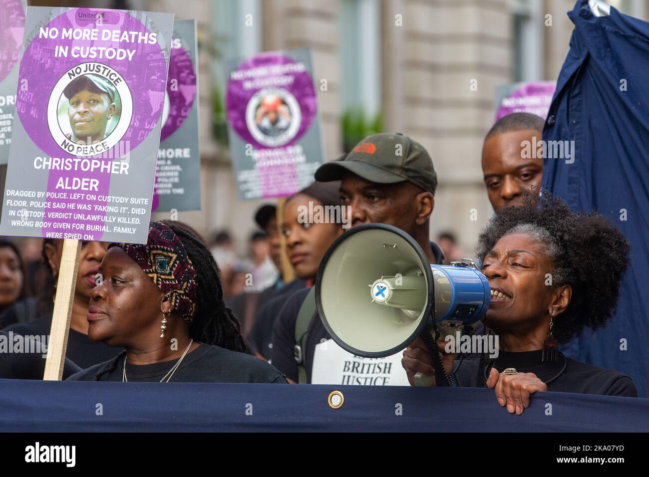 London, Großbritannien. 29.. Oktober 2022. Janet Alder (l.) und Marcia Rigg (r.) werden während der jährlichen Prozession zur Downing Street von der United Families & Friends Campaign (UFFC) zum Gedenken an Familienmitglieder und Freunde dargestellt, die in Polizeigewahrsam, Gefängnis, in Immigrationshaft oder in sicheren psychiatrischen Krankenhäusern starben. Seit 1990 gab es 1.838 Todesfälle in Polizeigewahrsam oder anderweitig nach Kontakt mit der Polizei in England und Wales. Kredit: Mark Kerrison/Alamy Live Nachrichten Stockfoto