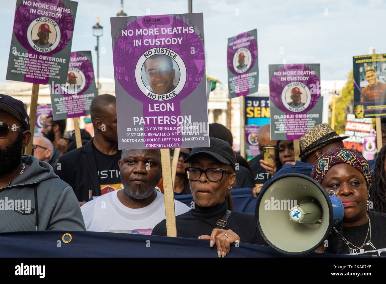 London, Großbritannien. 29.. Oktober 2022. Stephanie Lightfoot-Bennett (c), Zwillingsschwester von Leon Patterson, Und Janet Alder (r), die Schwester von Christopher Alder, begleitete andere Aktivisten der United Families & Friends Campaign (UFFC) zu ihrer jährlichen Prozession zum Gedenken an Familienmitglieder und Freunde, die in Polizeigewahrsam, Gefängnis, in Immigrationshaft oder in sicheren psychiatrischen Krankenhäusern starben. Kredit: Mark Kerrison/Alamy Live Nachrichten Stockfoto