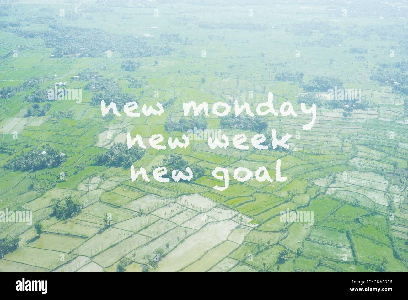 Inspirierendes Zitat – Neuer Montag, neue Woche, neues Ziel. Verschwommener Hintergrund im Retro-Stil. Stockfoto