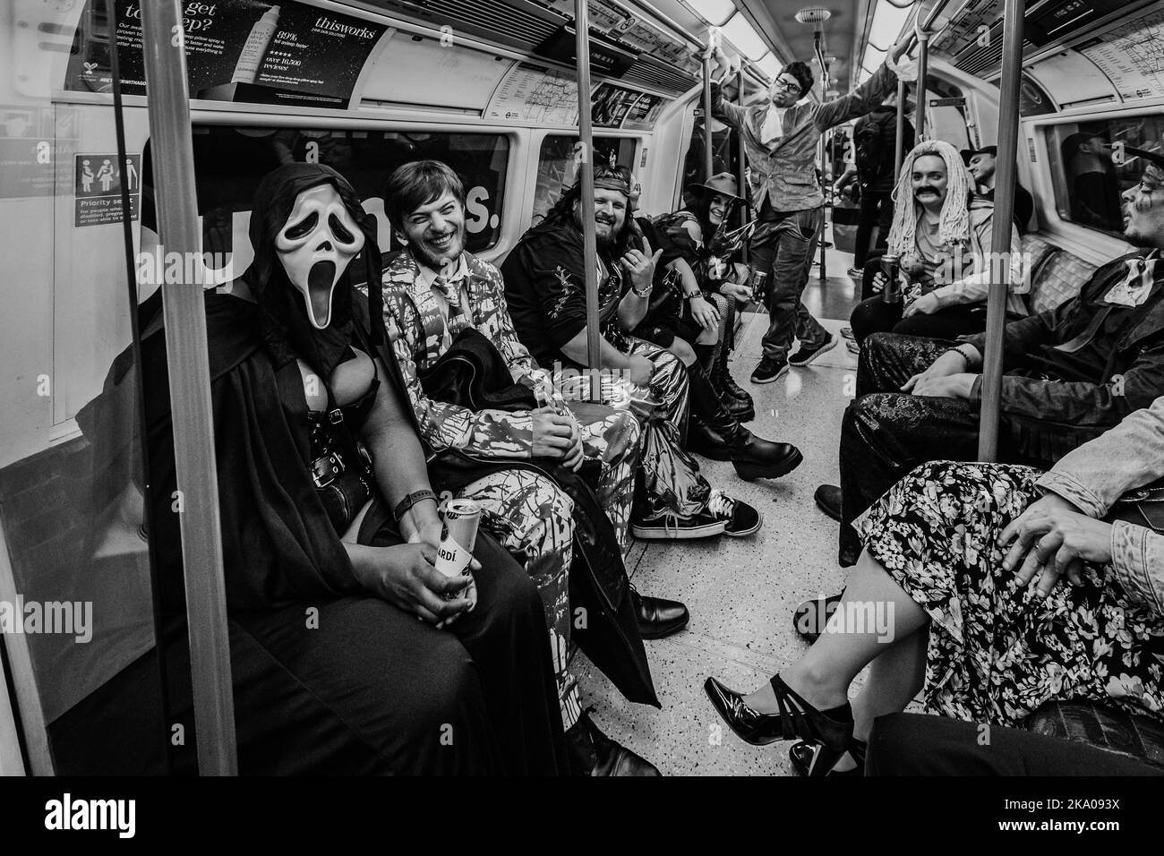 Schwarz-Weiß-Bild von halloween-Figuren auf der Londoner U-Bahn. Stockfoto
