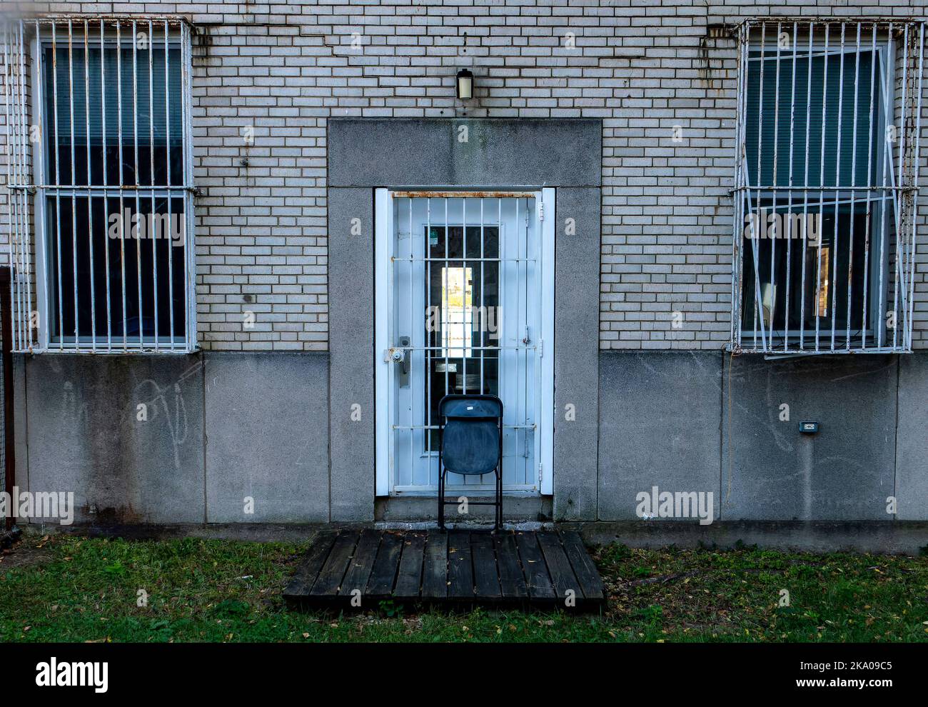 Trostlose geschlossene Gebäude entlang des Anacostia Flusses Stockfoto