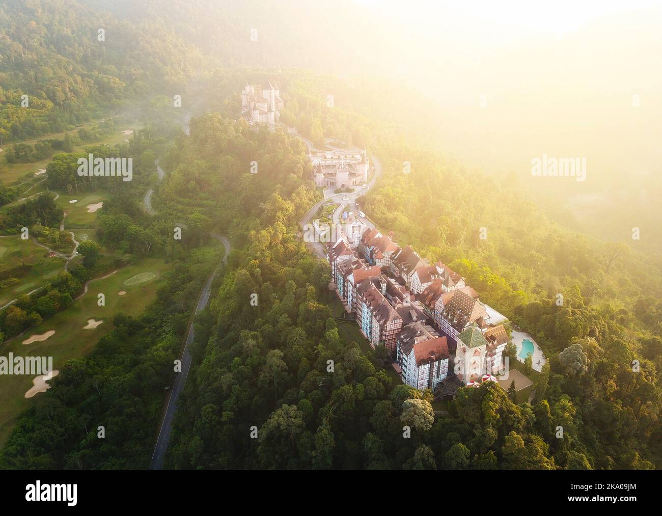 Luftaufnahme des gebäudes im französischen Stil bei Bukit Tinggi mit Dramatischer Nebel und Sonnenaufgang Stockfoto