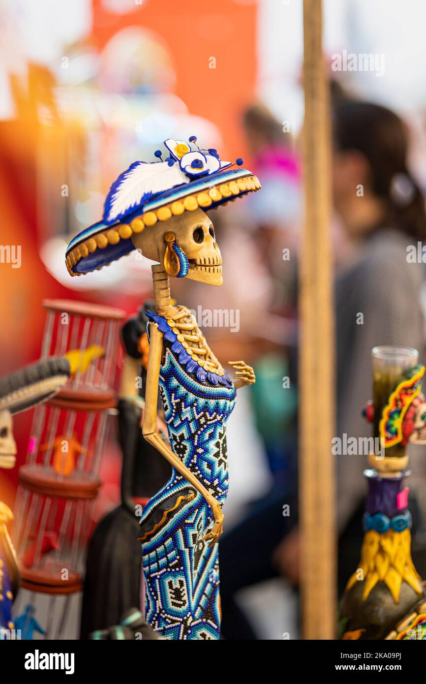 Morelia, Mexiko, 30. Oktober 2022, Tag der Toten zu den Feierlichkeiten in Michoacan gehört das Catrina Festival in Capula, einem Kunsthandwerksdorf, das für seine Tonskulpturen wie diese Chaquira catrina bekannt ist. Die elegant gekleideten Skelette oder Schädel, bekannt als Catrinas, wurden während der mexikanischen Revolution Anfang des 20. Jahrhunderts als Satire der moralisch dekadenten Oberschicht populär. Brian Overcast/Alamy Live News Stockfoto