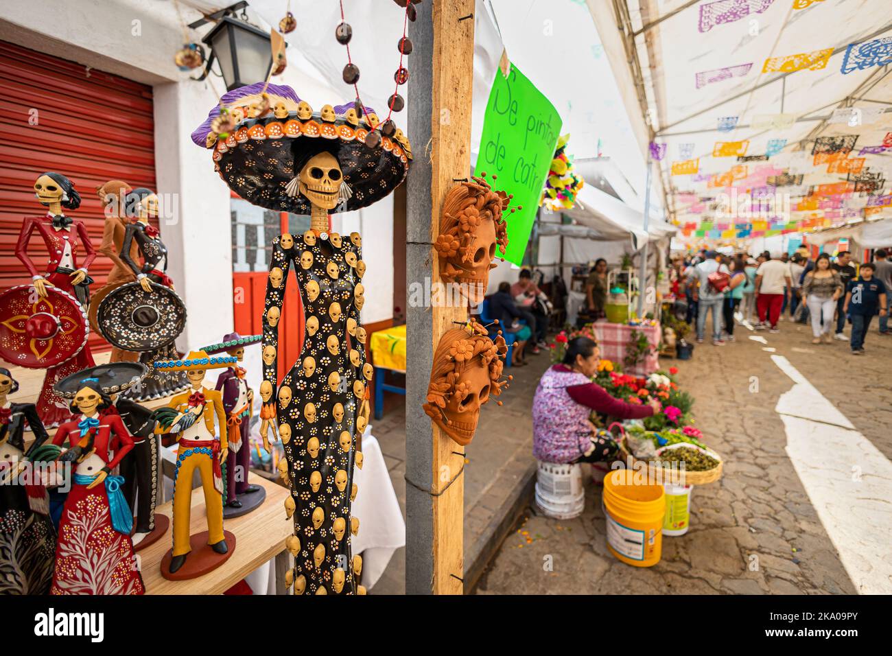 Morelia, Mexiko, 30. Oktober 2022, Tag der Toten zu den Feierlichkeiten in Michoacan gehört das Catrina Festival in Capula, einem Dorf, das für seine Tonskulpturen bekannt ist. Die elegant gekleideten Skelette oder Schädel, bekannt als Catrinas, wurden während der mexikanischen Revolution Anfang des 20. Jahrhunderts als Satire der moralisch dekadenten Oberschicht populär. Brian Overcast/Alamy Live News Stockfoto