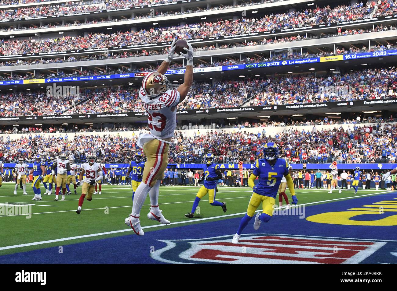 Inglewood, Usa. 30. Oktober 2022. San Francisco 49ers Christian McCaffrey fährt am Sonntag, den 30. Oktober 2022, im dritten Quartal im SoFi Stadium in Inglewood, Kalifornien, mit einem neun-Yard-Touchdown-Pass. Die Niners besiegten die Rams 31-14. Foto von Jon SooHoo/UPI Credit: UPI/Alamy Live News Stockfoto