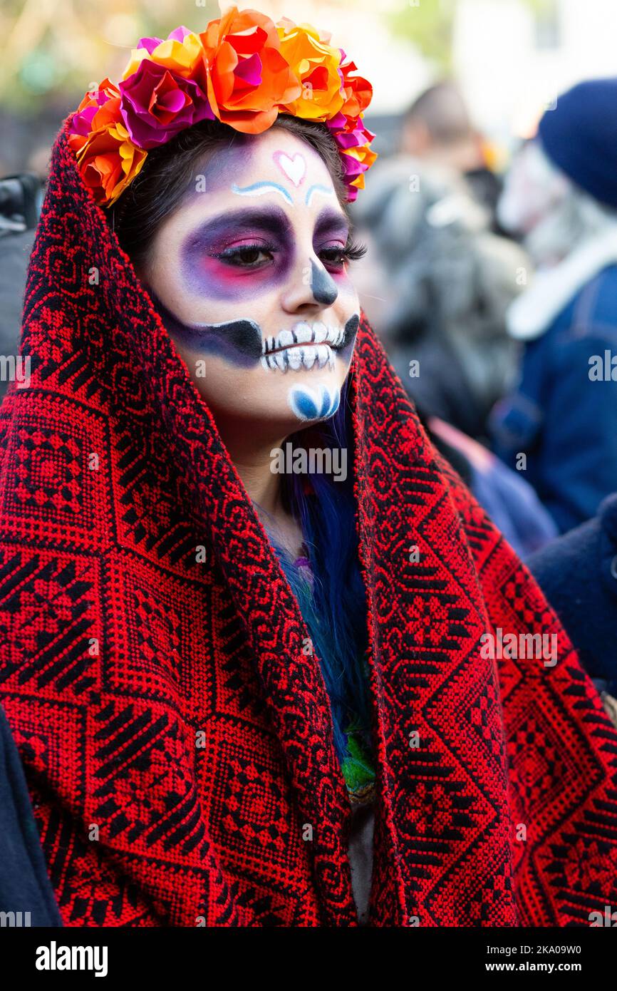 New York, NY, USA. 30. Oktober 2022. Mano a Mano: Die mexikanische Kultur ohne Grenzen (Cultura Mexicana Sin Fronteras) veranstaltete in der Markuskirche in der Bowery eine Feier des Dia de Muertos mit einem Gedenkaltar mit Opfergaben, Fotografien und schriftlichen Erinnerungen sowie mexikanischem Essen, Kunsthandwerk und Unterhaltung. Eine Frau in Calavera Catrina Make-up. Quelle: Ed Lefkowicz/Alamy Live News Stockfoto